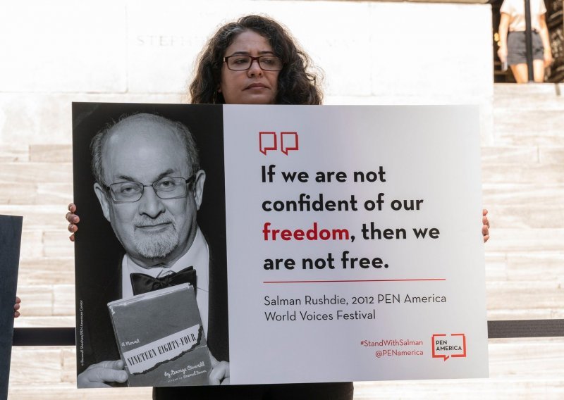 Salman Rushdie ne vidi na jedno oko i ne može koristiti ruku