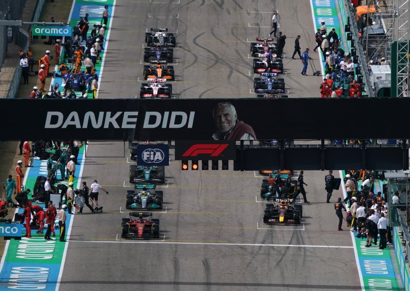 [FOTO] Pogledajte kako se Sainz u prvom krugu sudario i odustao; Verstappen i Red Bull slave duplu pobjedu, ali i tuguju za šefom