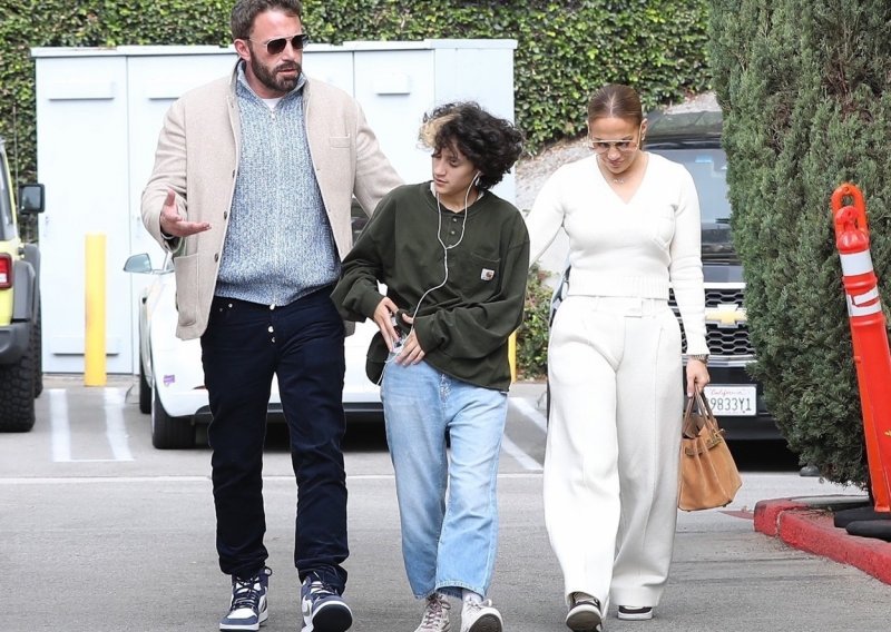 [FOTO] Ben Affleck i Jennifer Lopez s njenom kćeri Emme u potrazi sa savršenim kostimom