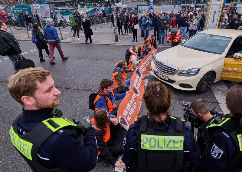 Nakon pire-krumpira na Monetu klimatski aktivisti opet blokiraju promet u Berlinu, lijepe se za prometnice i znakove
