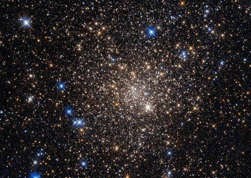 Pogled prema bezdanu: Hubble je ulovio očaravajuću zgusnutu skupinu starih zvijezda