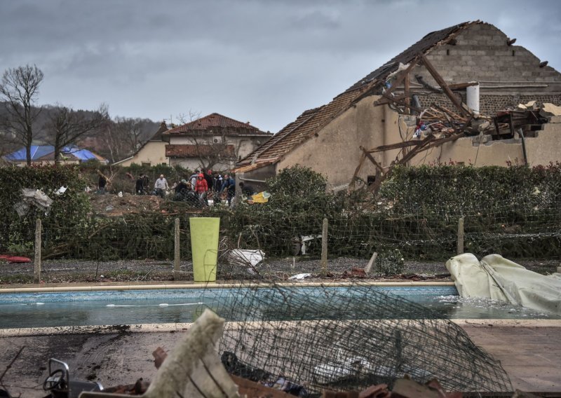 Tornado nosio krovove i rušio električne kablove u sjevernoj Francuskoj, bez struje ostalo gotovo 3000 kućanstava