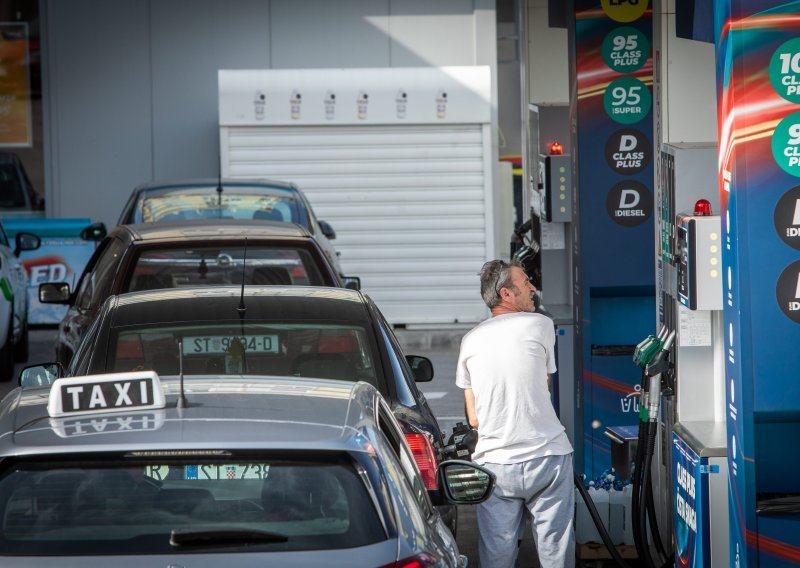 [FOTO] Pogledajte gužve na benzinskim postajama uoči sutrašnjeg poskupljenja goriva