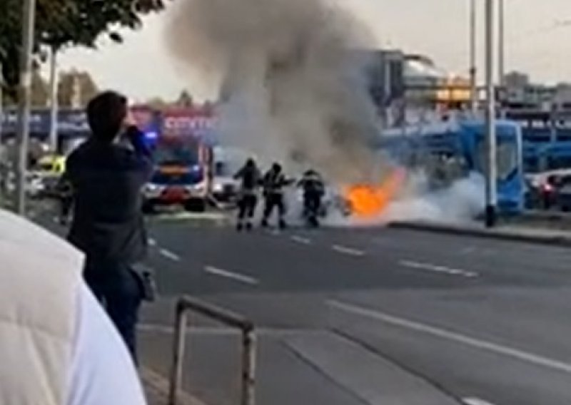 [VIDEO/FOTO] Usred najveće gužve u Zagrebu se na cesti zapalio auto. U motoru pronađeno nešto što je moglo uzrokovati požar