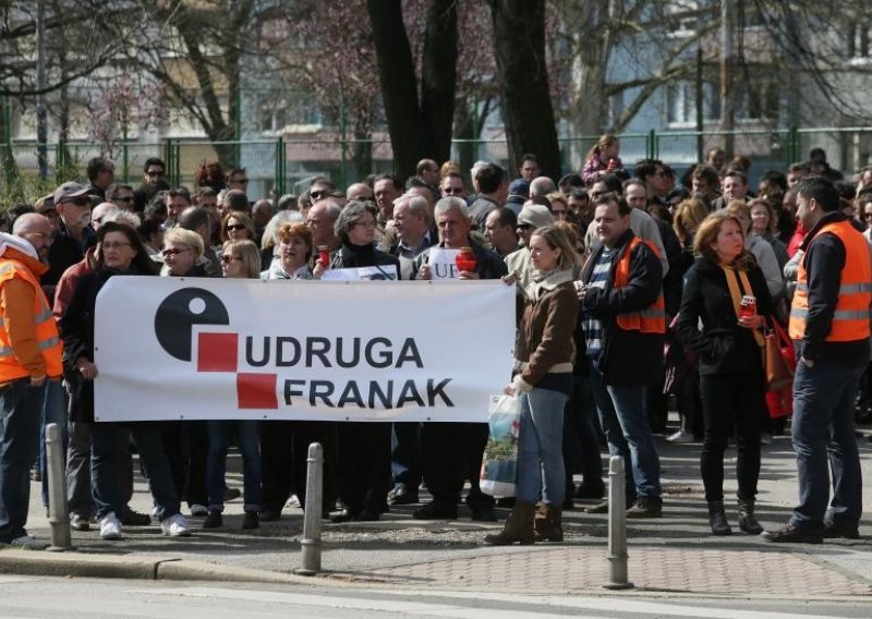 Frankeri tvrde da je konverzija počela, banka niječe