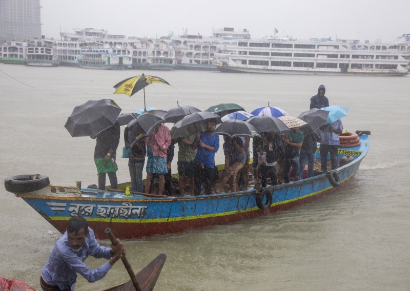 Ciklon Sitrang poharao Bangladeš, devetero mrtvih