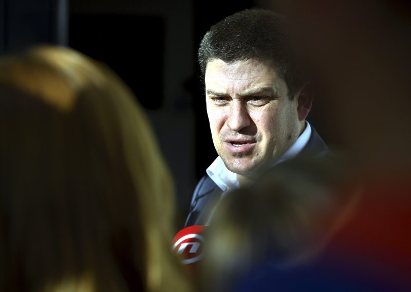 Ministar Butković: Do sudara vlakova u Rijeci došlo je zbog ljudske pogreške, vlakovi će biti uklonjeni za koji dan