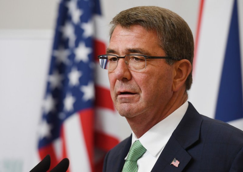 Iznenada preminuo Ash Carter