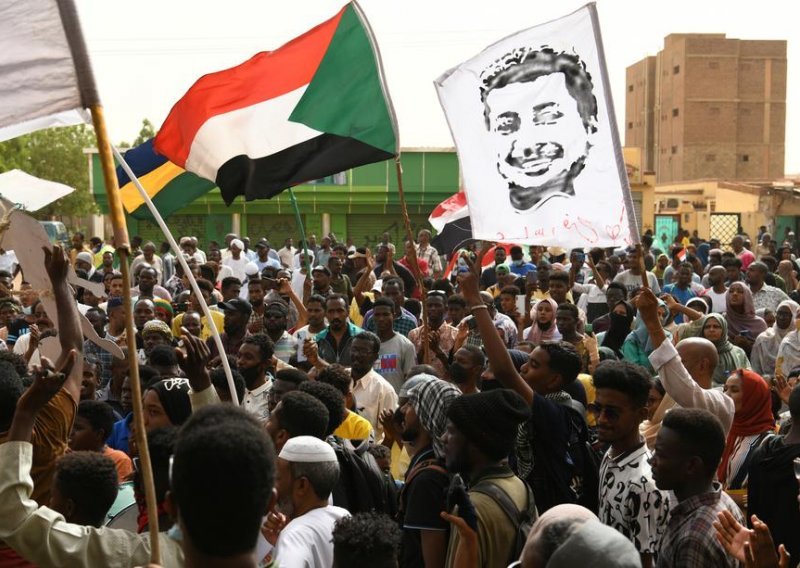 Deseci tisuća Sudanaca prosvjedovalo na obljetnicu vojnog udara
