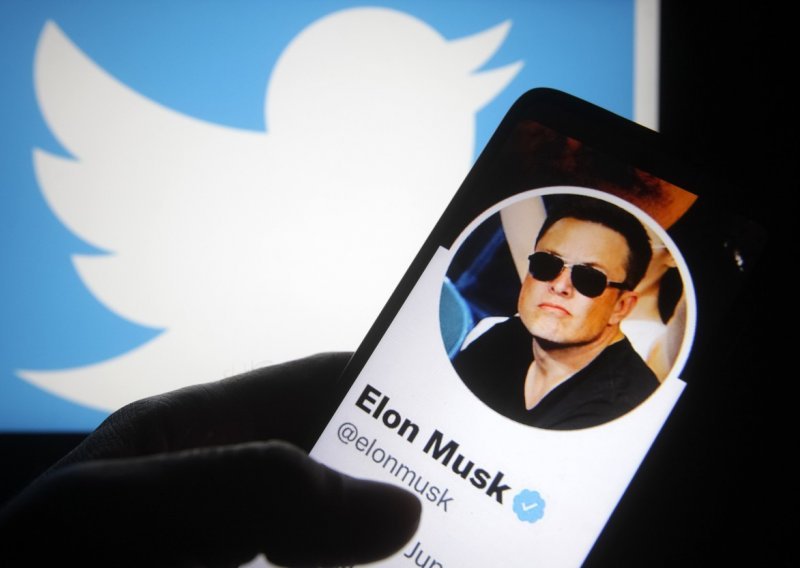 Elon Musk Twitterom prošetao s umivaonikom i oglasio se o otpuštanjima