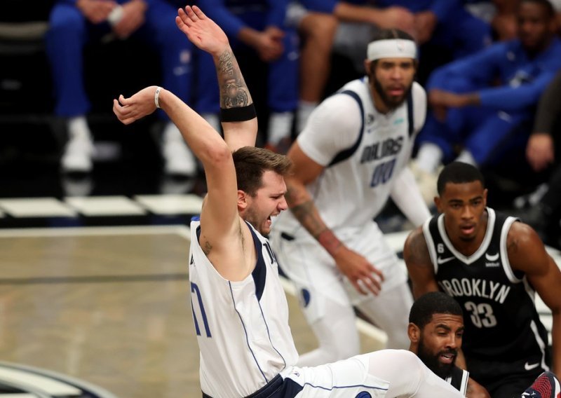 [VIDEO] Skandal u NBA ligi: Luku Dončića promašio 'projektil' bačen s tribina