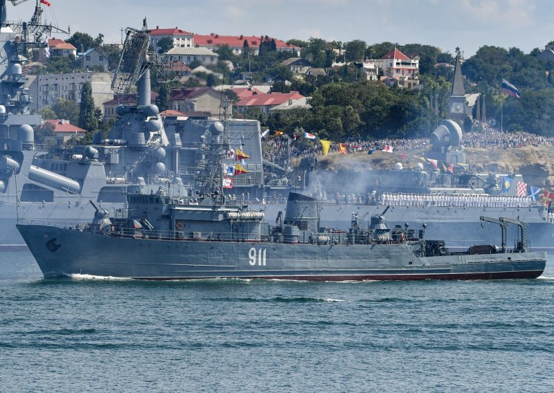 Ukrajina sa 16 dronova napala luku Sevastopolj, u napadu oštećen jedan ruski ratni brod