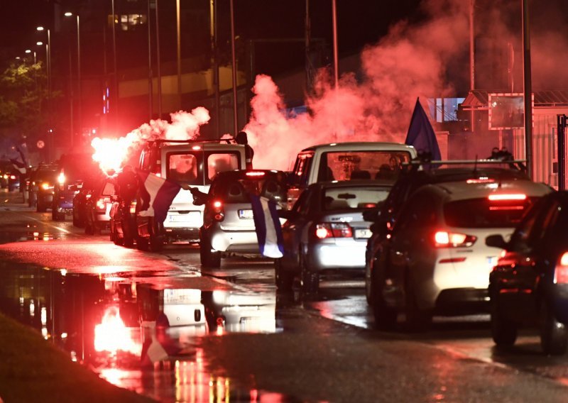 Kaos u Zagrebu: Svadbena povorka s bakljama blokirala promet, intervernirala policija