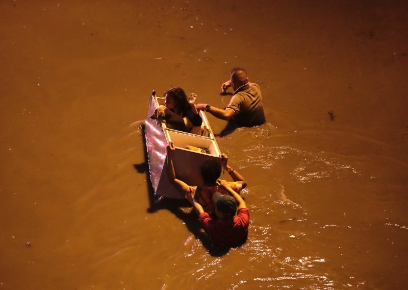 110 mrvih u poplavama na Filipinima, pogođeni milijuni ljudi