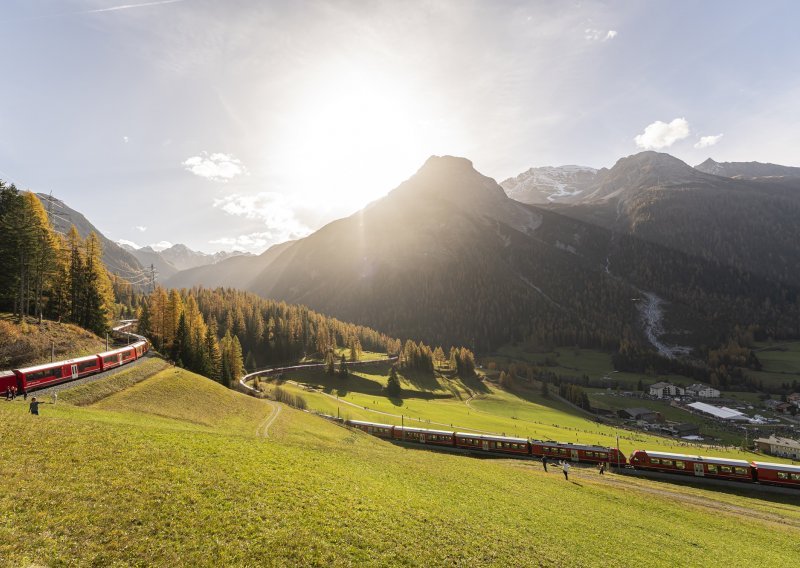 [VIDEO/FOTO] Kakav spektakl: Najduži putnički vlak na svijetu prošao kroz švicarske Alpe
