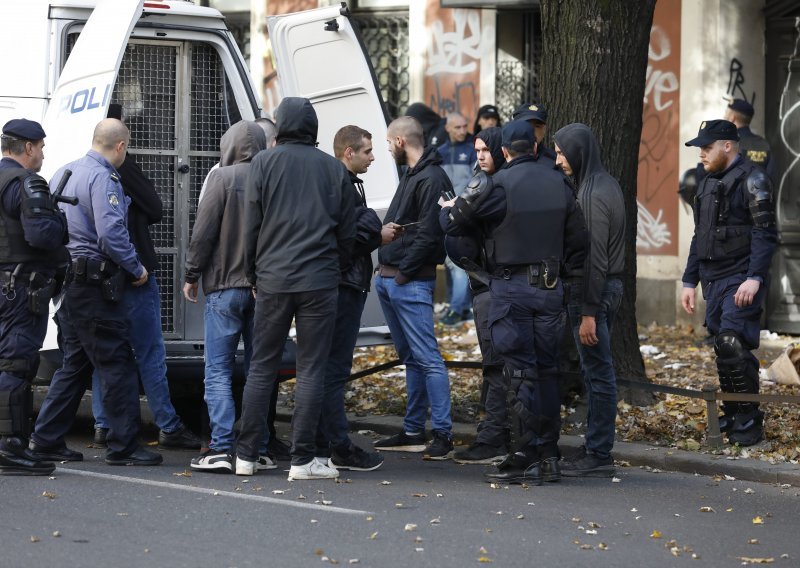 [VIDEO/FOTO] Huliganski obračun u centru Zagreba: Policija uhitila više od 50 osoba, dvije teško ozlijeđene zbrinute u bolnici