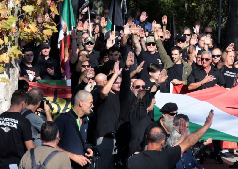 Stotine neofašista marširalo na stotu obljetnicu Mussolinijeva 'pohoda na Rim', iako zakon zabranjuje veličanje fašizma