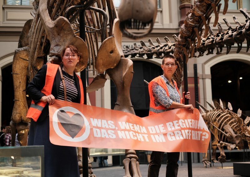 Dvije ekološke aktivistkinje zalijepile se za stup na izložbi dinosaura