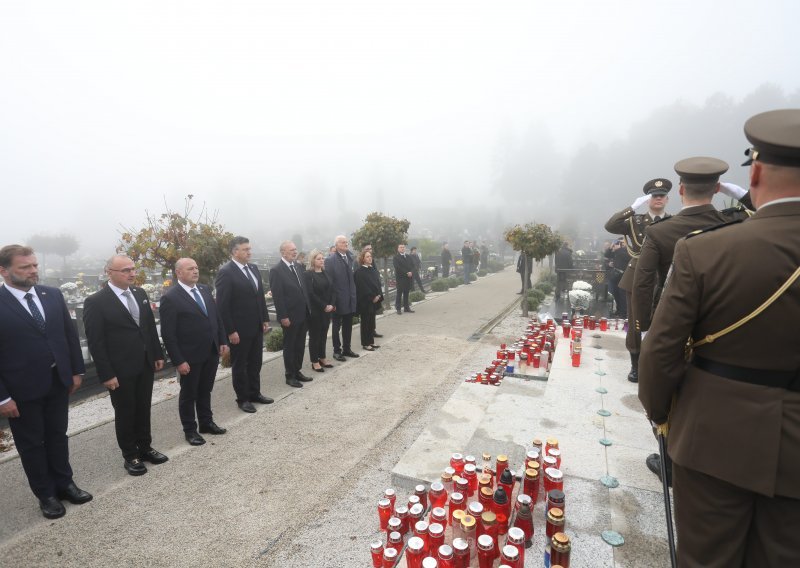 [FOTO/VIDEO] Plenković s ministrima zapalio svijeće na Mirogoju, Obuljen Koržinek poručila: Postoje akteri koji imaju agendu raspirivanja mržnje