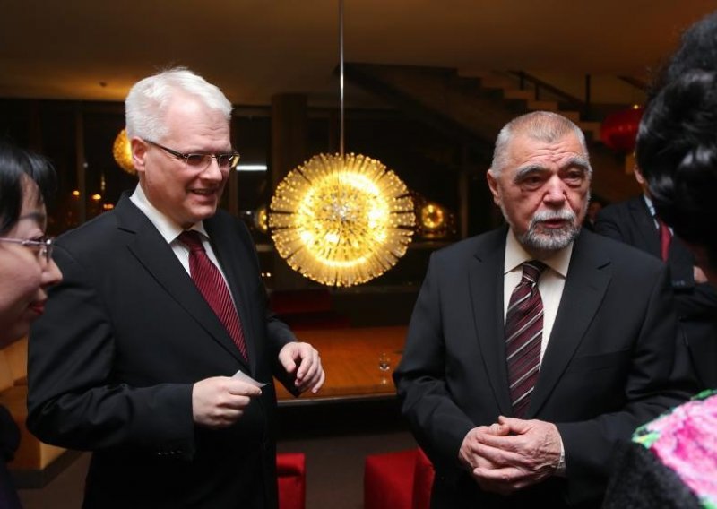 Radio Vatikan: Josipović i Mesić nametnuti su izvana