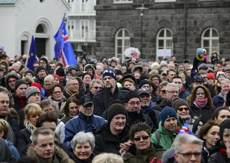 Veliki prosvjedi na Islandu zbog povlačenja kandidature za EU