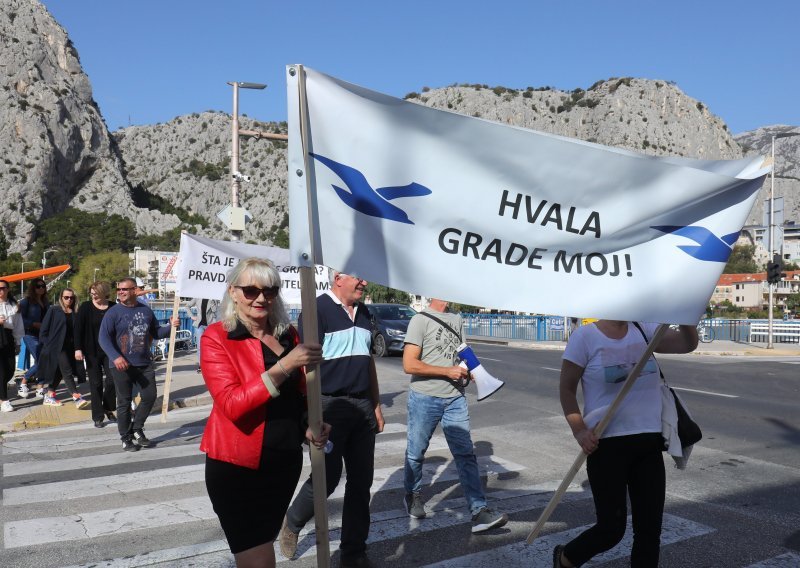 Veliki prosvjed u Omišu: Radnici kultne trikotaže Galeb bore se za kamp, strahuju od velikog broja otkaza