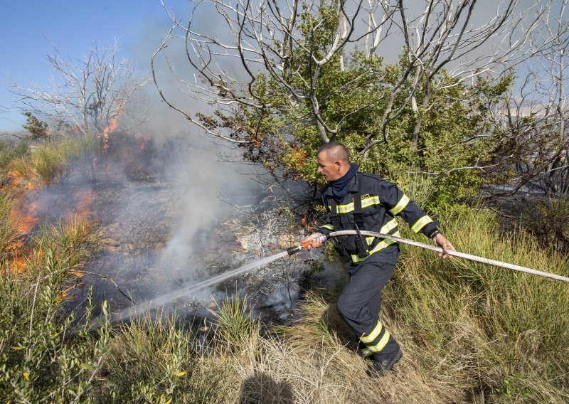 [FOTO] Planuo požar iznad Karepovca; stigao i helikopter u pomoć