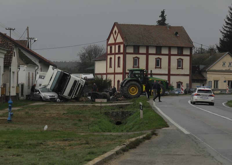 [FOTO] Krš i lom u Črnkovcima: Šleper izletio s ceste i zabio se u kuću, vozač neozlijeđen