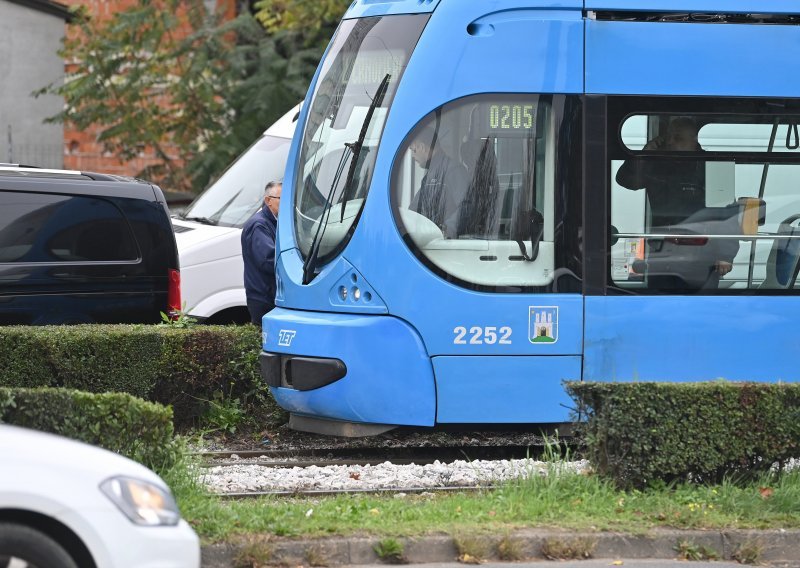 Tramvaj udario vozačicu koja ga nije vidjela dok je skretala na parking