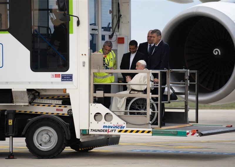 Papa novinarima u avionu: Danas me jako boli i ne mogu se kretati po zrakoplovu pa ću sjesti, a vi dođite k meni