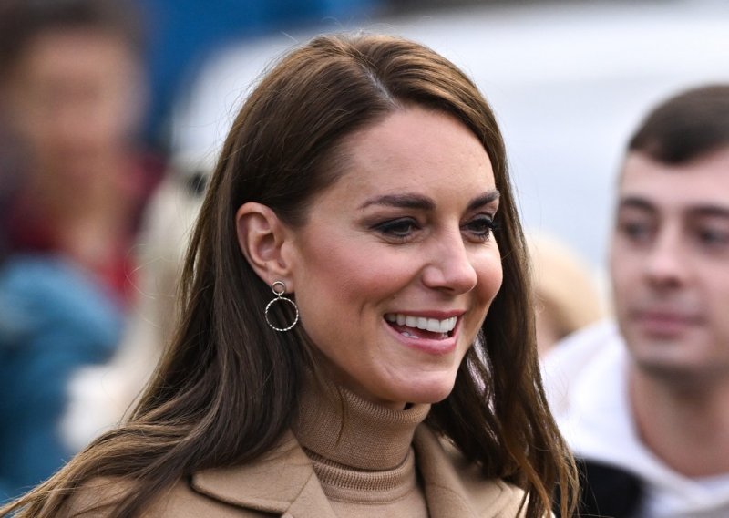 Skromna princeza: Kate Middleton stajling u trendi nijansi zaokružila je efektnim naušnicama jeftinijima od 50 kuna