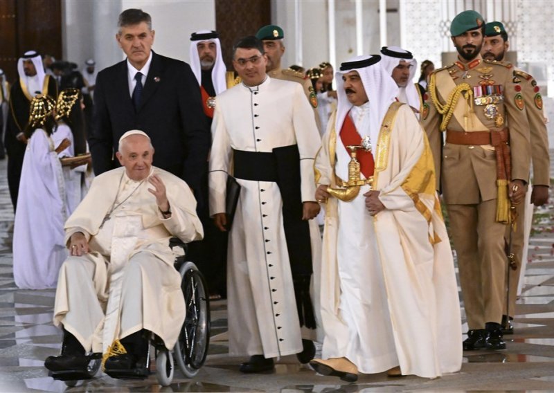 Papa u Bahreinu osudio naoružavanje koje gura svijet u 'propast': 'Nekoliko moćnika bori se za vlastite interese'