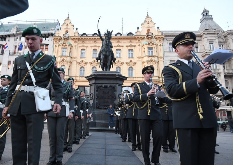 [FOTO/VIDEO] Zvuk koračnica ispunio centar Zagreba: Pogledajte kako je izgledao nastup hrvatskog i austrijskog vojnog orkestra