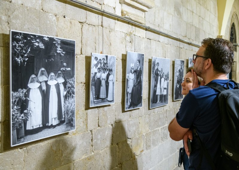 Izložba fotografija 'Oteto od tmine' u atriju palače Sponza