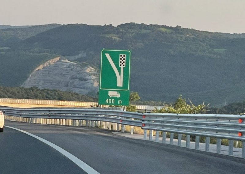Znate li što znači ovaj prometni znak koji stoji samo na jednom mjestu u Sloveniji?