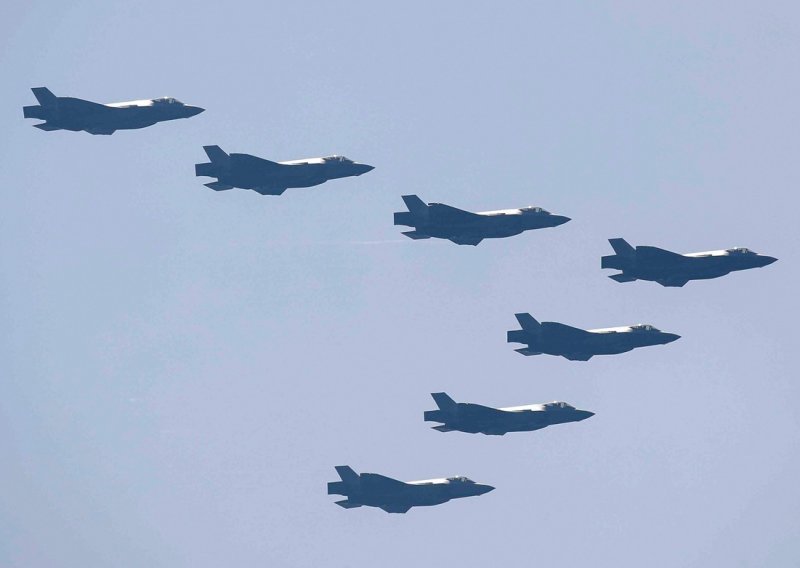 Južna Koreja digla borbene avione nakon što je otkrila 180 sjevernokorejskih ratnih letjelica