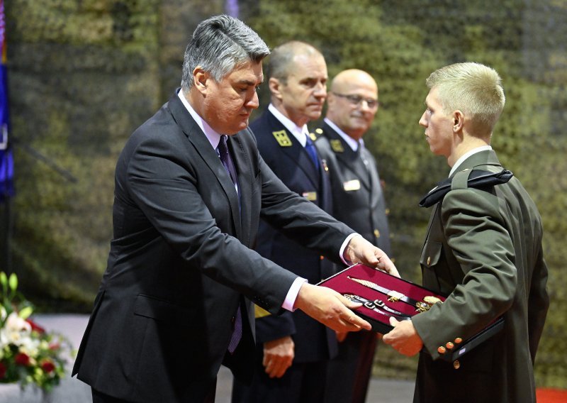 [FOTO/VIDEO] Milanović uručio časničke činove kadetima HVU-a: 'Stvarne opasnosti koje nam prijete su jako male, ali to se sutra može promijeniti'