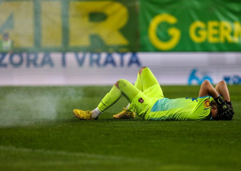 [VIDEO/FOTO] Incident u Puli na utakmici SuperSport HNL-a! Domaći navijači bacili na golmana petardu, on se srušio na travnjak