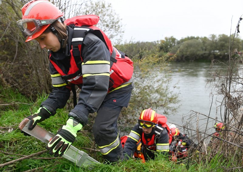 [FOTO/VIDEO] Zbog potresa ljudi su zatrpani pod ruševinama, a oštećeni su i savski mostovi: Pogledajte kako bi u ovoj hipotetskoj situaciji reagirala civilna zaštita