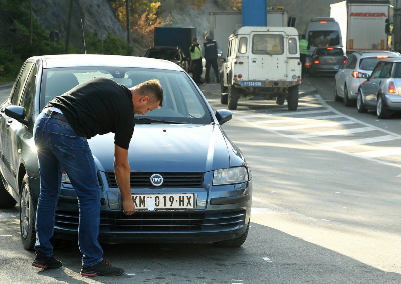 Srbi sa sjevera napustili kosovske institucije zbog registracija