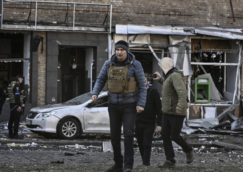 Rusi gađaju gradove diljem Ukrajine, pogođene dvije stambene zgrade u Kijevu