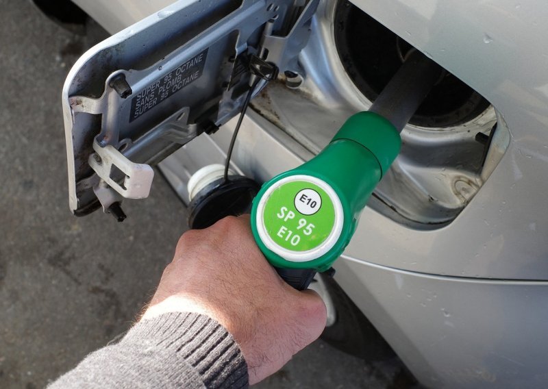 Vlada donijela uredbu o cijenama goriva. Evo koliko ćete za litru benzina i dizela morati izdvojiti narednih 14 dana