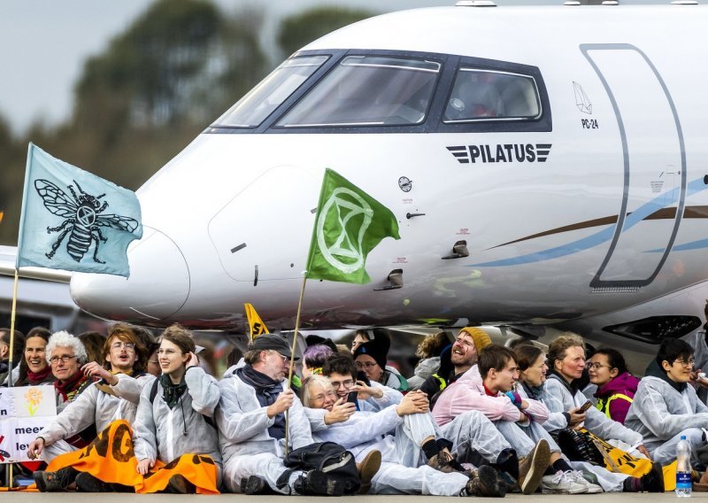 [FOTO] Nakon umjetnina, nova meta postali aerodromi: Stotine aktivista zaposjelo pistu na aerodromu u Amsterdamu