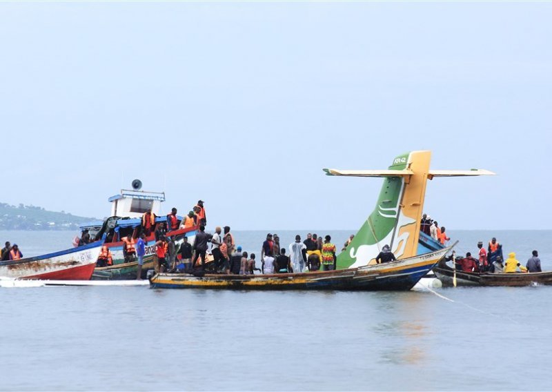 [FOTO] Zrakoplov pao u jezero u Tanzaniji, poginulo najmanje 19 osoba