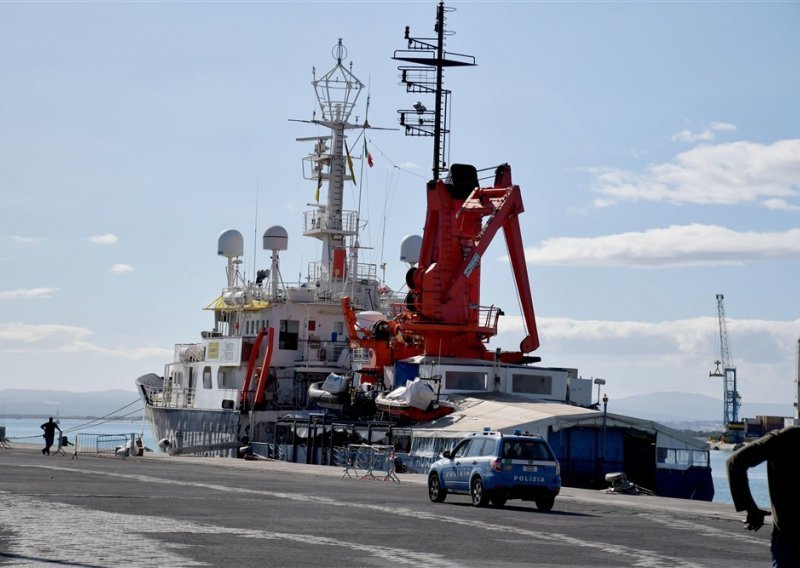 [FOTO] Drama u Cataniji: Talijani dopustili da se iskrca samo dio migranata, njemački humanitarni brod sada odbija napustiti luku