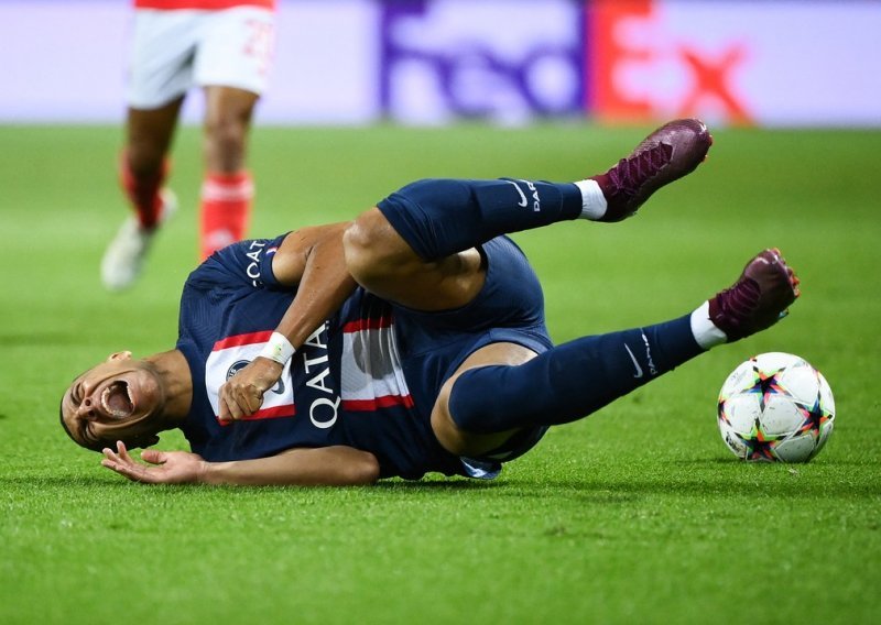 Šok i nevjerica u Francuskoj; Kylian Mbappe ozlijedio se na samom kraju utakmice i upitno je hoće li se oporaviti za SP