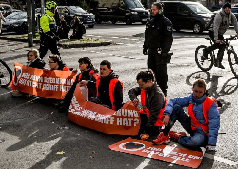 Klimatski aktivisti prosvjedovali u Berlinu na godišnjicu pada Berlinskog zida: 'Nadamo se opstanku za sve'