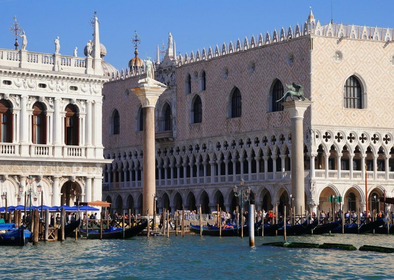 Legenda kaže da je na Trgu svetog Marka u Veneciji trebao stajati i treći stup. Gdje je?