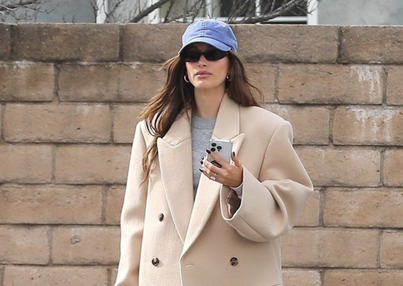 Modni komadi koje svi posjeduju, ali rijetki bi spojili: Hailey Bieber odlično kombinira chic i opušteno