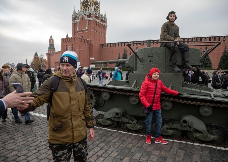 Policija privela 65 prosvjednika blizu ruske vojne baze
